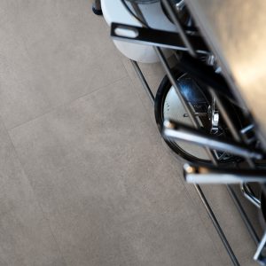 Vinylová podlaha Pergo Tile Optimum Flex Glue - V3218-40051 Dark Grey Concrete